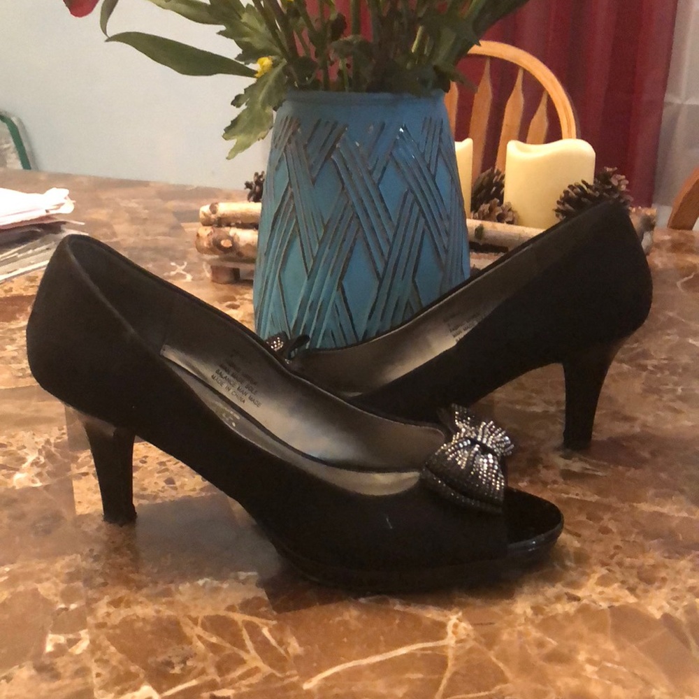 Black bow sequin pumps